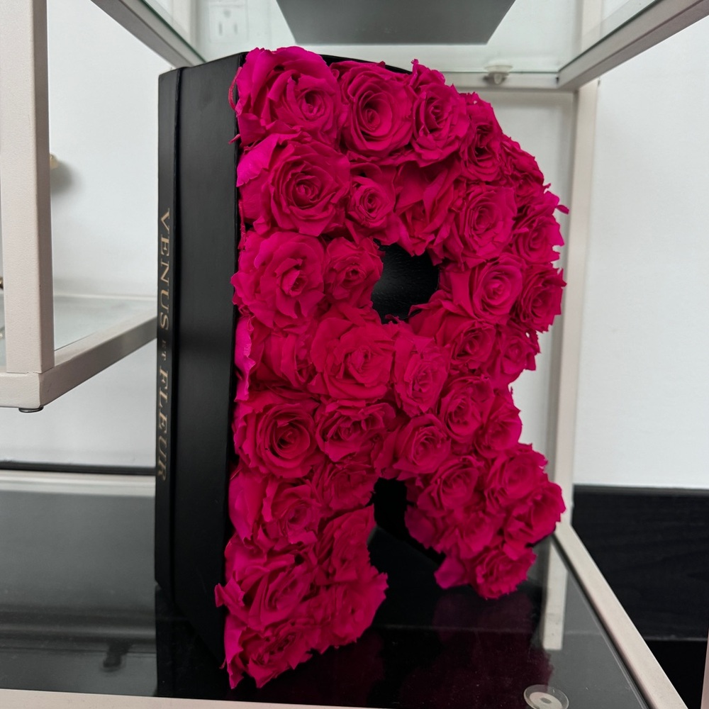 VENUS DE FLEUR PINK R LETTERED ROSES